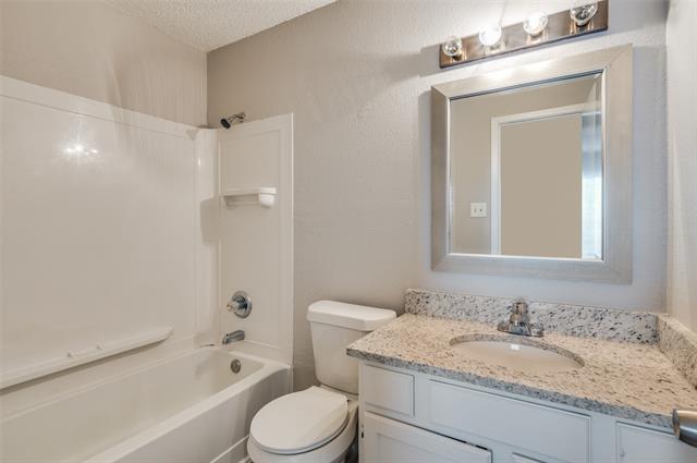 Building Photo - 830 Woodland Ct