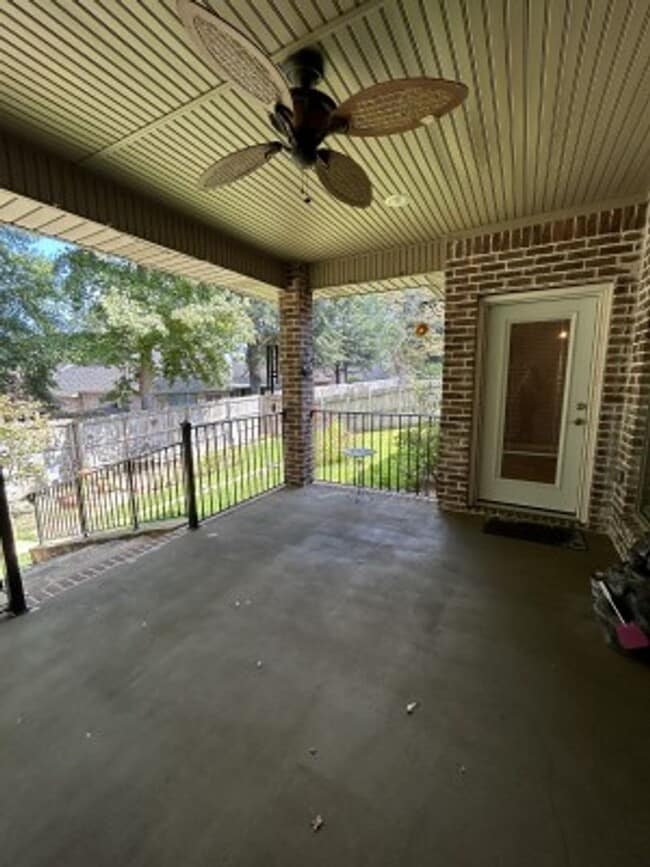 Building Photo - 617 Huntwick Ln