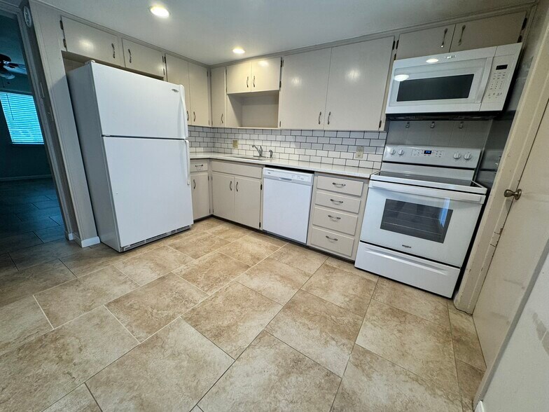 Building Photo - 3214 Crosscreek Dr