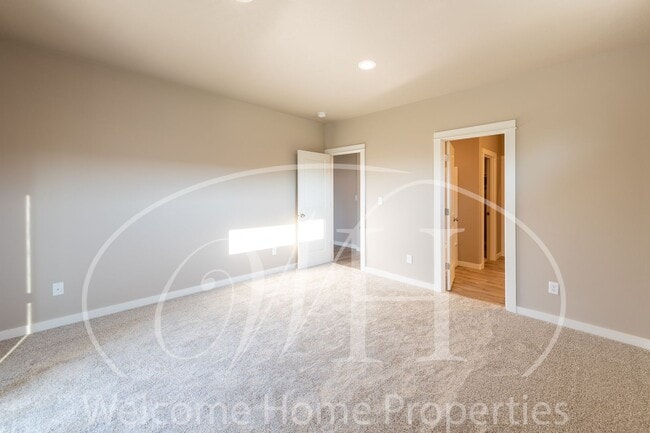 Building Photo - Brand NEW Home!  Overlooking the Golf Course!