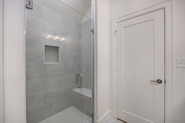 Building Photo - Gorgeous new construction in Flint!