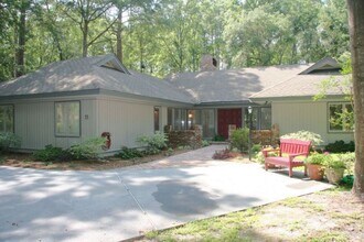 Building Photo - Home Located In Gated Community