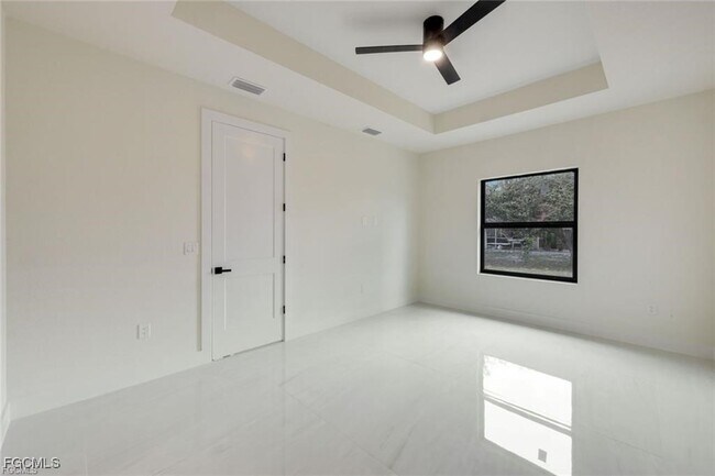 Building Photo - 2212 NE 5th Pl