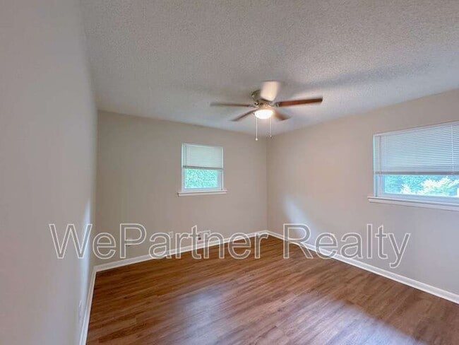Building Photo - 2223 Shamrock Dr