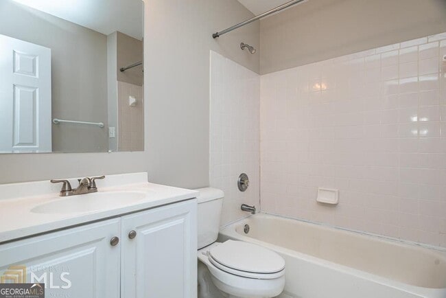 Building Photo - 225 Heritage Lake Dr