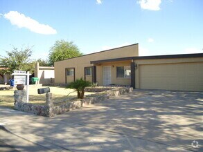 Building Photo - 4 Bedroom 2 Bathroom- Gilbert & Southern