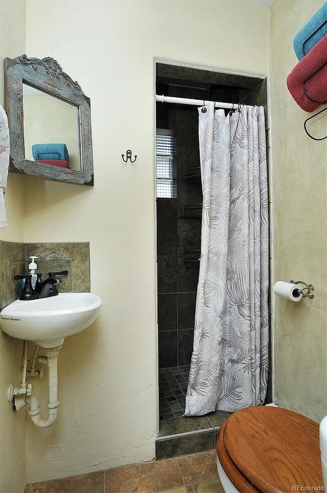 Building Photo - Amazing 2-Bedroom Home for Rent – Just 5 M...