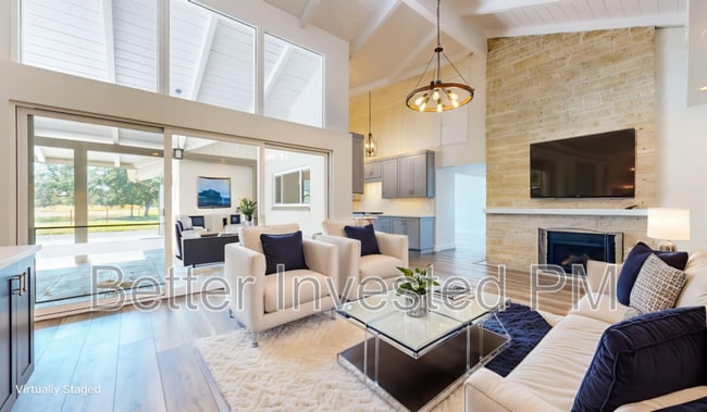 Building Photo - 475 Country Club Dr