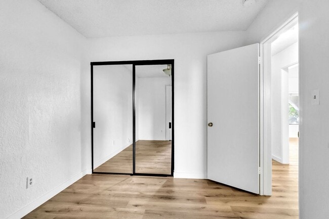 Building Photo - Great 3/2 in Crown Point!  Across from the street from bay access and available immediately!