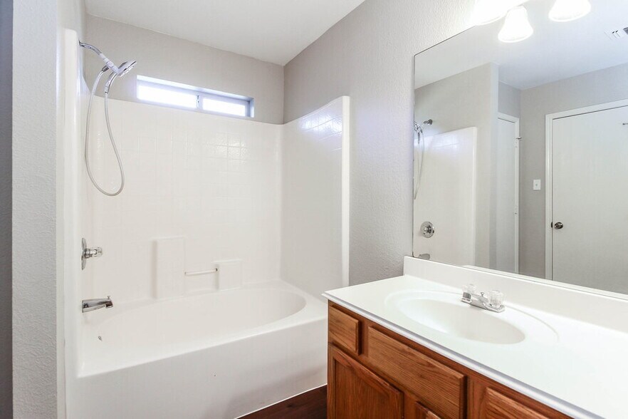 Building Photo - 1124 Sandalwood Dr