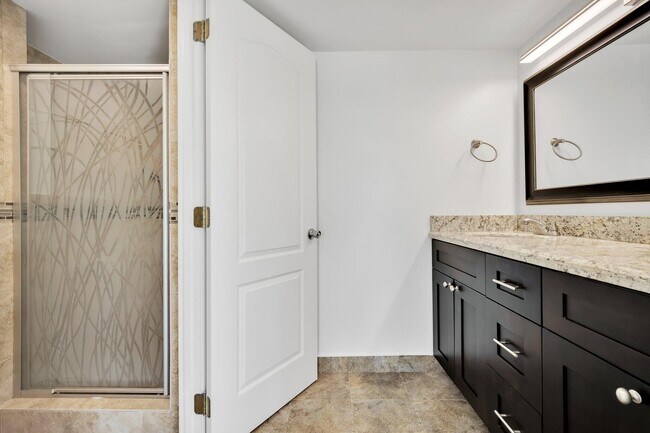 Building Photo - 720 Bayshore Dr