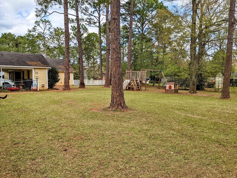 Backyard - 122 Dunaway Dr
