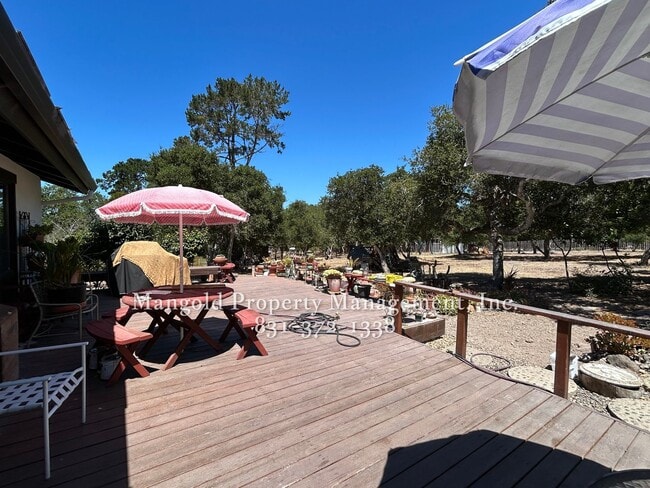 Building Photo - Charming 3-Bed, 2-Bath Home with Back Yard...