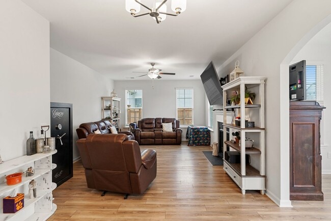 Building Photo - 505 S Oak Crst Dr