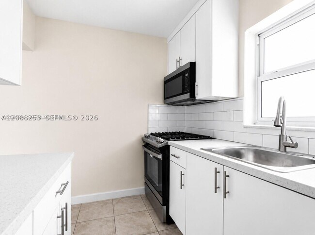 Building Photo - 1245 W 24th St