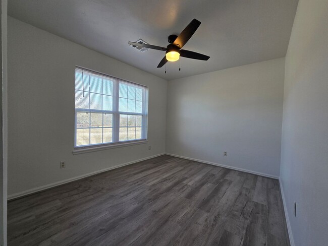 Building Photo - Remodeled 3 bed 2 bath home in Asher!