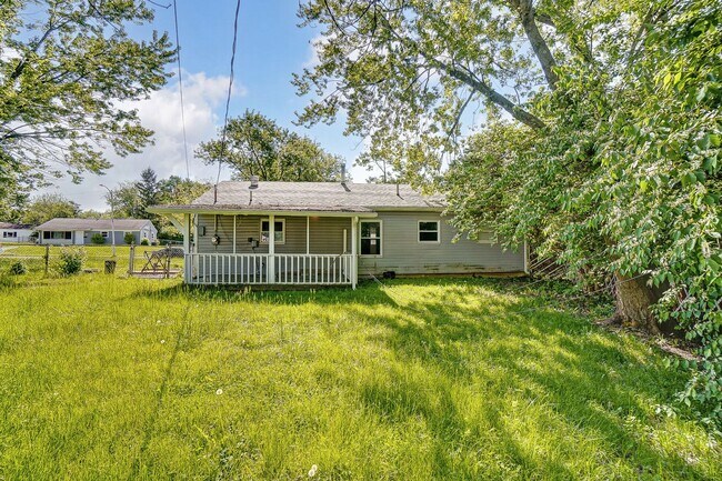 Building Photo - Three Bedroom with Driveway in Dayton!