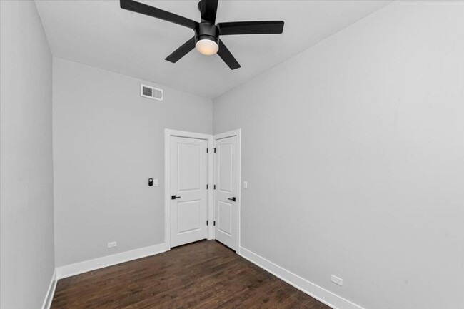 Building Photo - 3 bedroom in Chicago IL 60618