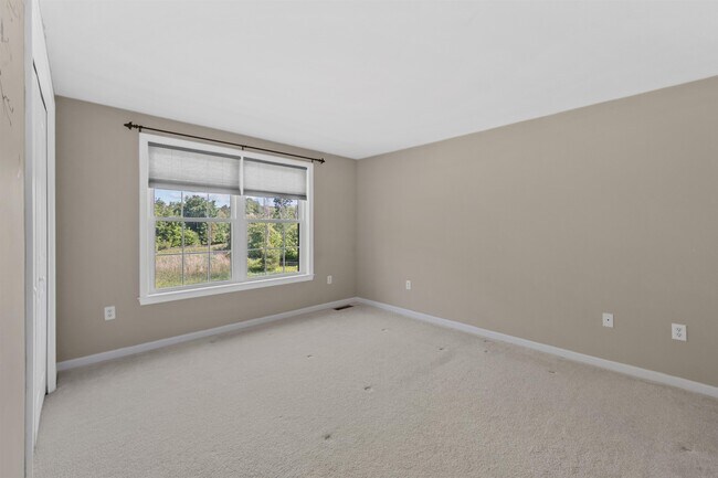 Building Photo - 41 Village Dr