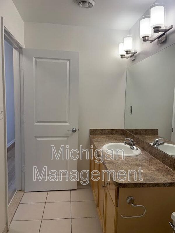 Building Photo - 2735 E Maple Rd