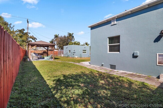 Building Photo - 301 Hawthorne Dr