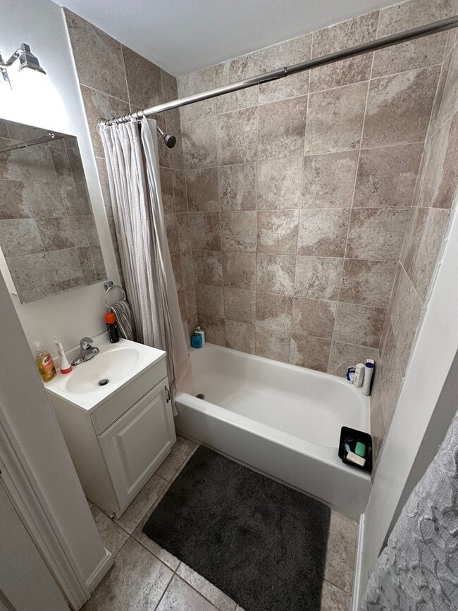 Building Photo - Very nice 3 bed in the North End