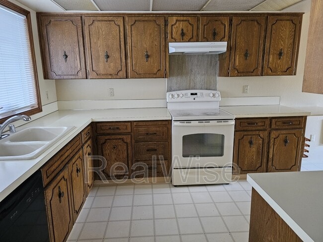 Building Photo - 11019 NW 33rd Ave