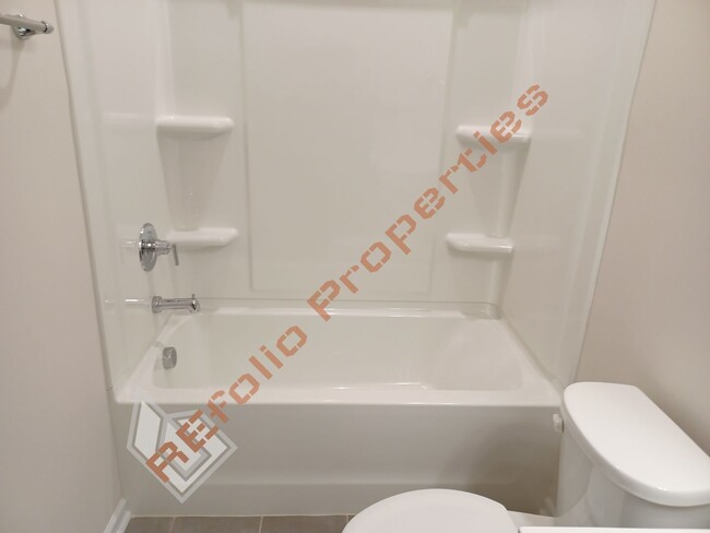 Building Photo - Bright and Airy! 5 Bedrooms 3 Bathrooms Ho...