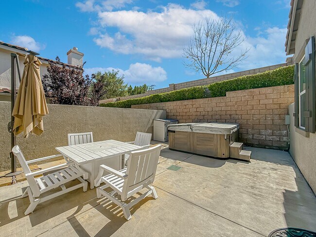 Building Photo - 3 bed, 2 1/2 bath townhome in sought-after Oak Terrace community