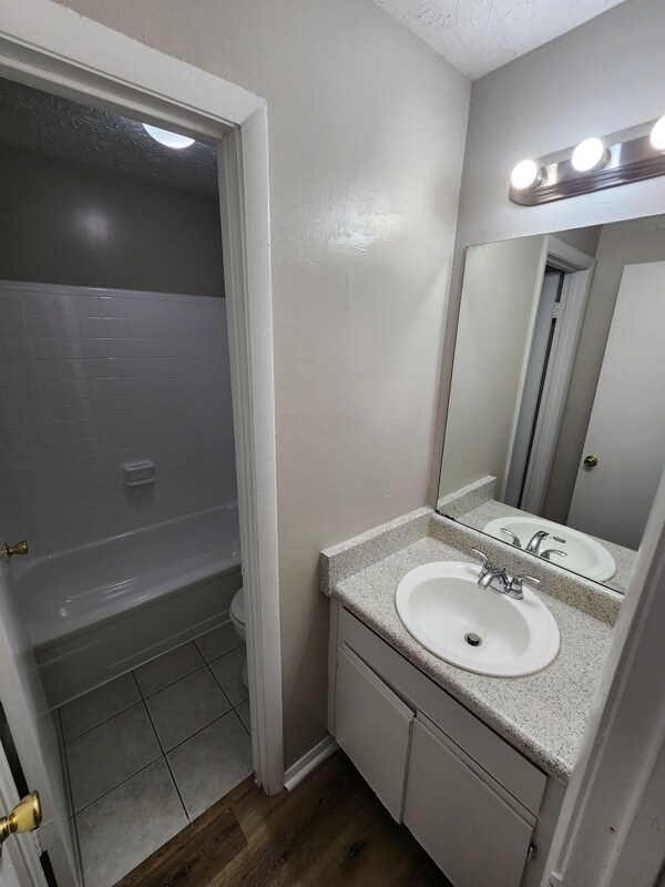 Building Photo - 9400 Roberts Dr
