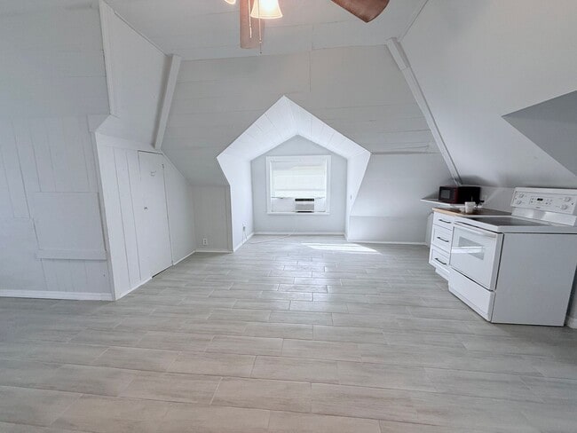 Building Photo - 1010 13th Ave W