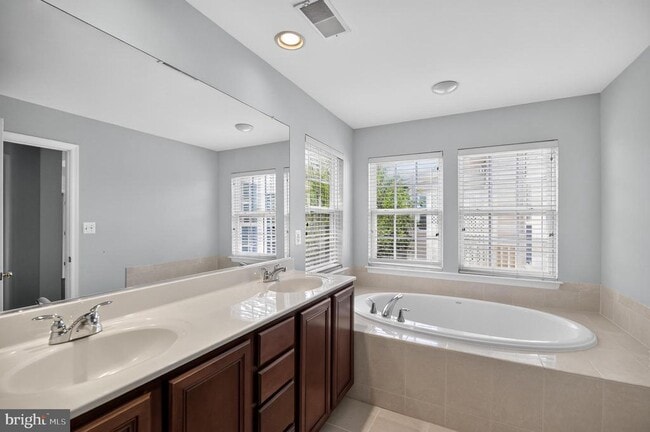 Building Photo - 43278 Sunderleigh Square