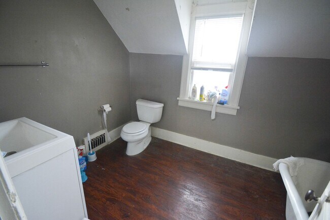 Building Photo - 231-233 S Pearl St