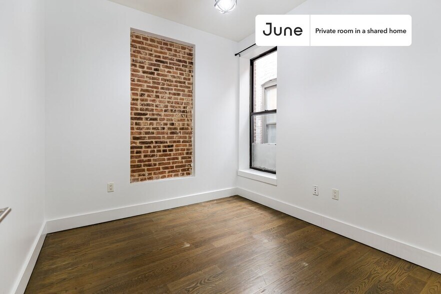 Building Photo - Private bedroom in 4 bed/2 bath Home