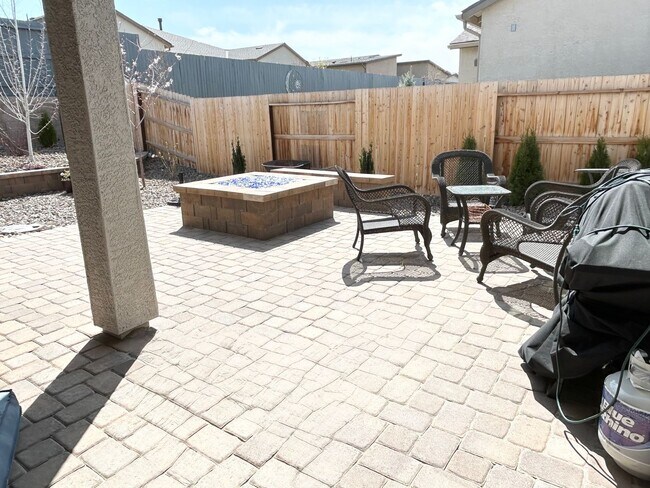 Building Photo - Luxury 55+ Executive Home- Fully Furnished