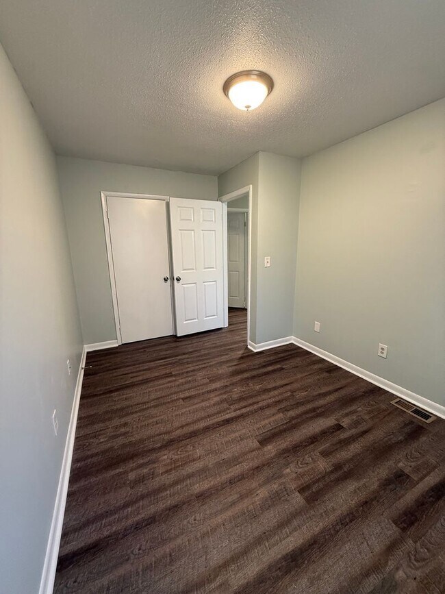Building Photo - Cozy 2 bedroom Townhouse Close to Downton
