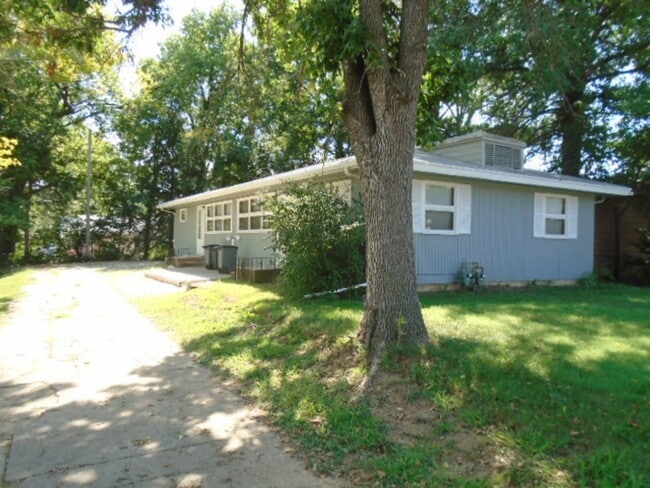 Primary Photo - 1857 College Heights Rd