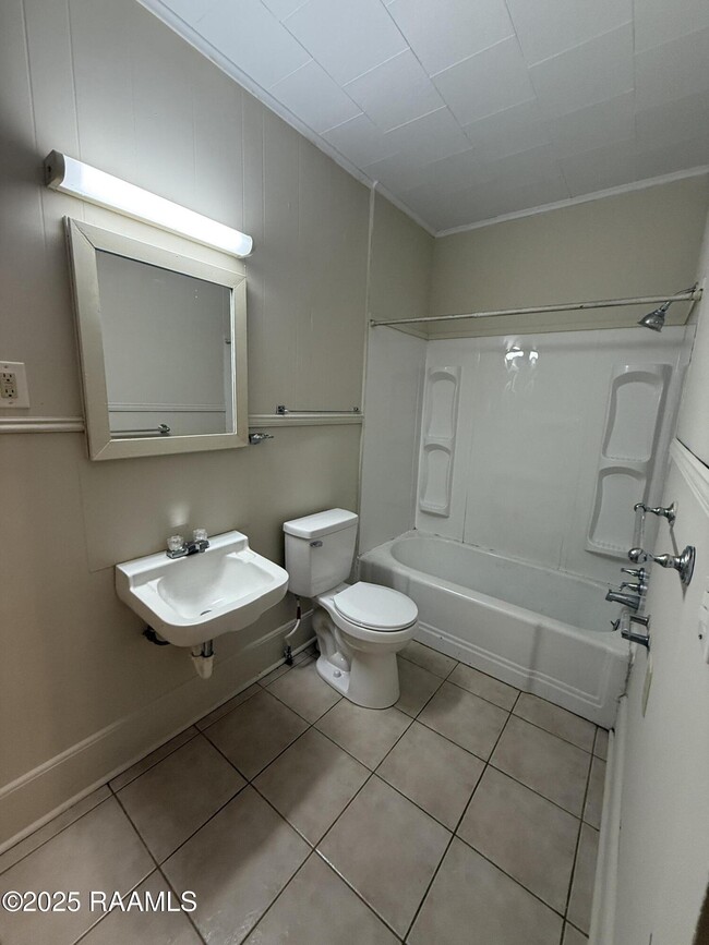 Building Photo - 109 Doris St