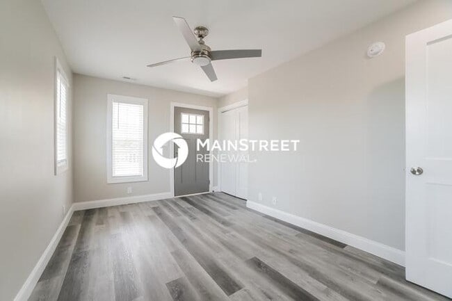 Building Photo - 2 Bedroom Pet-Friendly Home in St. Petersb...