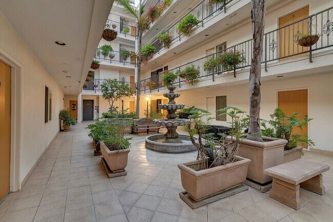 Building Photo - 1878 Greenfield Ave