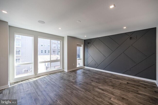 Building Photo - 1442 Hope St