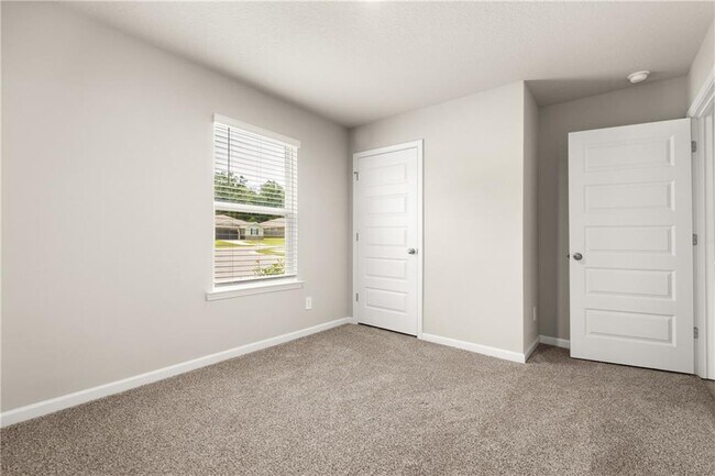 Building Photo - 2613 Windmere Dr E