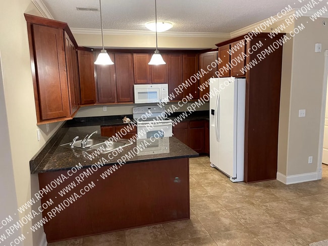 Building Photo - 14105 Airline Ave