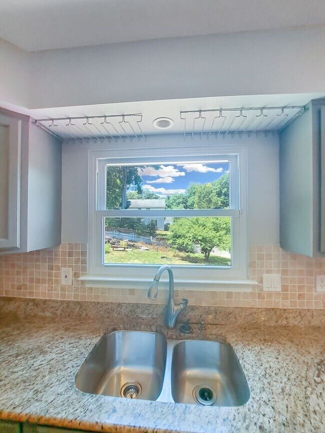 Building Photo - Amazing 4 Bedroom, 4 Bath SFH Corner Lot, ...