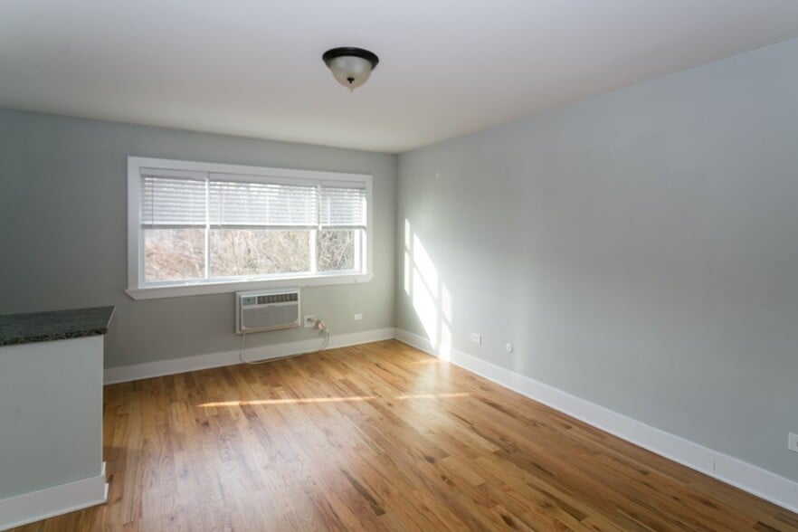 Building Photo - 704 Elm Pl