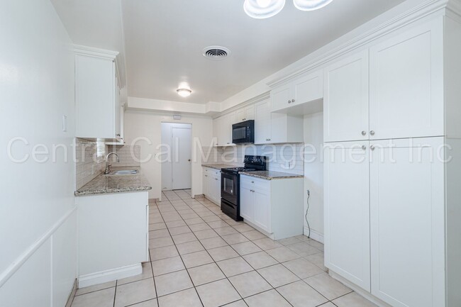 Building Photo - 3 Bedroom, 2 Bath Home Near Bakersfield Co...
