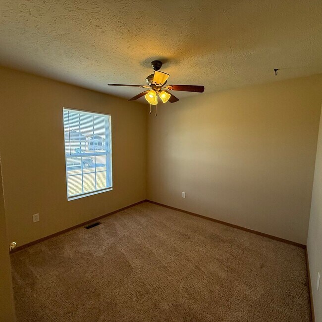 Building Photo - 3 bedroom 2 bath home in Willard School District