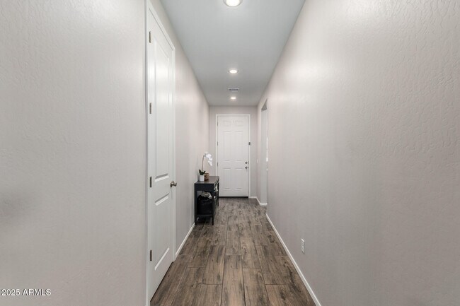 Building Photo - 631 E Buckingham Ave