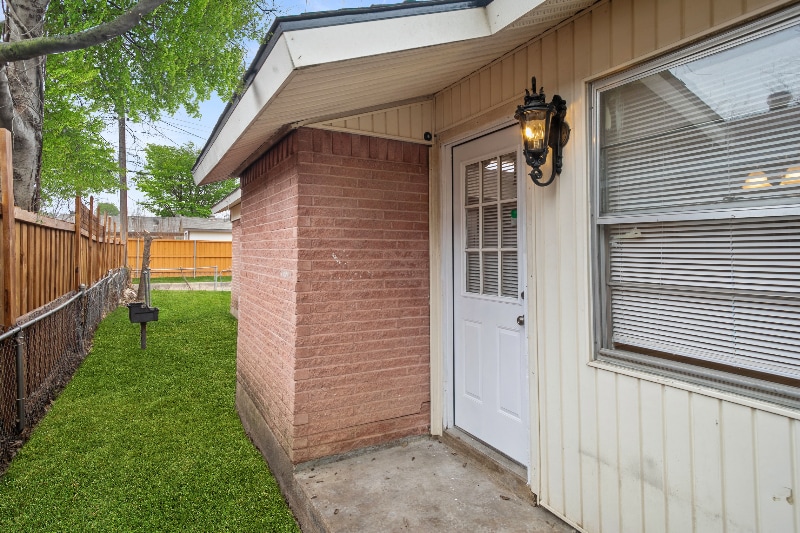 Building Photo - 2822 Linhaven Dr