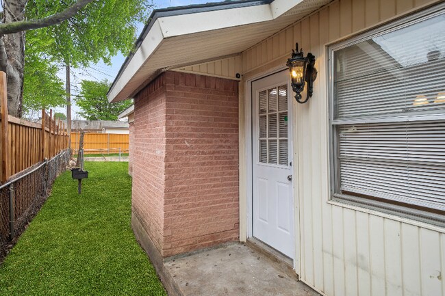 Building Photo - 2822 Linhaven Dr